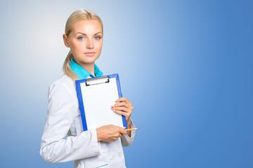 Obraz premium Portrait of happy female doctor holding blank paper on clipboard