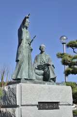 静岡県下田市柿崎弁天島にある吉田松陰と金子重輔の銅像です。題は『 踏海の朝 』。ここ静岡県下田市柿崎の弁天島から、渡米を夢見た吉田松陰と金子重輔は黒船に向かって小舟を漕ぎ出しました。