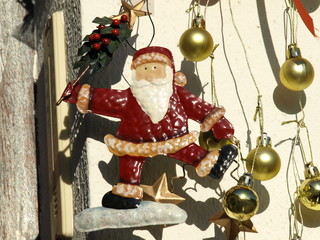 blechnikolaus mit tannenbaum und goldenen kugeln