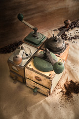 Alte Kaffeemühlen mit Bohnen