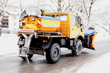 Schneepflug als Räumfahrzeug im Winterdienst