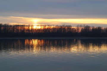 Obraz premium Sunset on the Danube river in winter