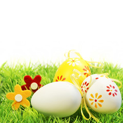 Ostern, Easter, bemalte Ostereier auf Gras mit Blumen, Copyspace, Textraum
