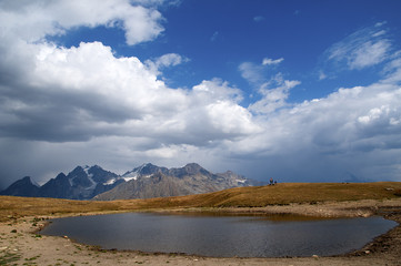 Jeziorka Koruldi w okolicy kaukaskiego szczytu Uszba