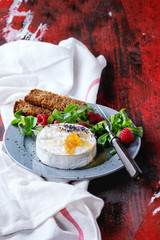 Goat cheese with honey and raspberries