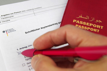 Asylbewerber beim Ausfüllen eines Asylantrags