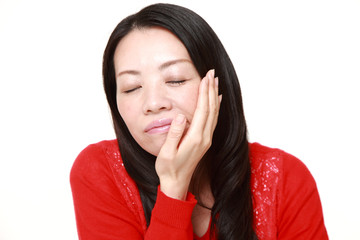 虫歯が痛む女性