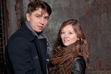 Paar Posing im dunkeln 