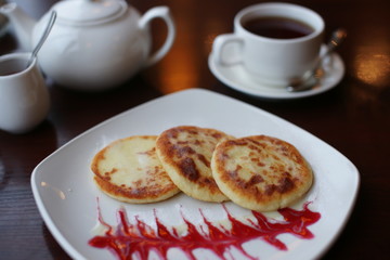 Завтрак с сырниками и чаем