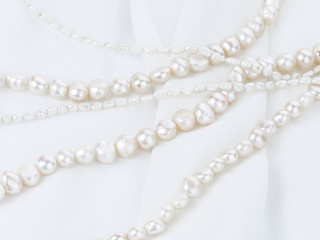 pearl necklace of natural pearls