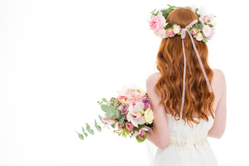 Naklejka premium Redhead woman standing with flowers