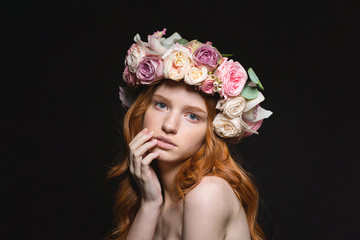 Naklejka premium Redhead woman with wreath from flowers on head