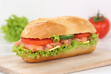 Sandwich Baguette zum Frühstück belegt mit Lachs Fisch