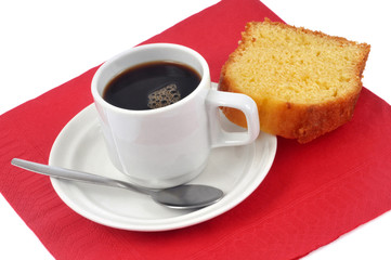 Tasse de café noir et tranche de quatre quarts