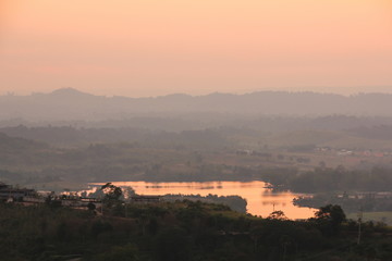 Obraz premium Rattanai reservoir with the light of sunset in the evening at Phetchabun province, Thailand
