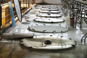 Clean stainless steel vessels