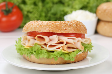 Bagel Brötchen zum Frühstück belegt mit Schinken