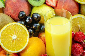 Glas Orangensaft mit Obst und Früchten als Nahaufnahme