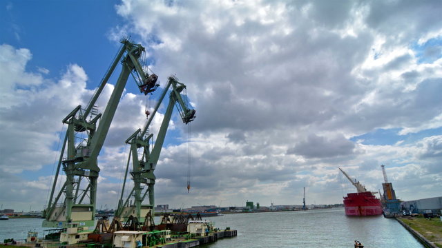  Time lapse of the port of Antwerp.
