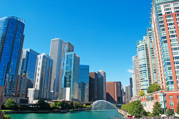 Fototapeta na wymiar Panoramica di Chicago, canale, crociera sul fiume, grattacieli, ponti mobili