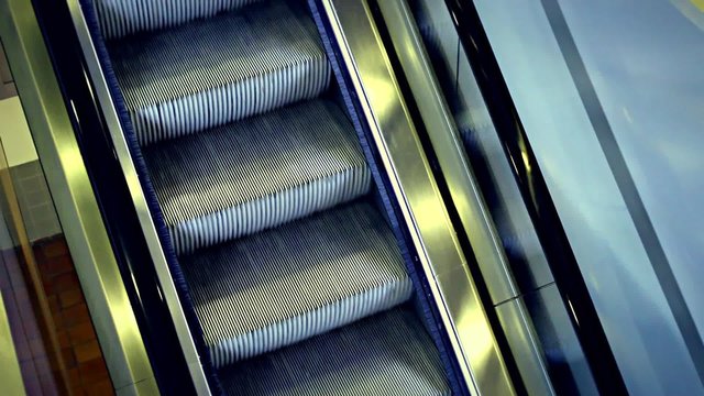 Escalator moderne qui descend