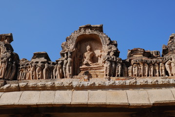 Каменные статуи