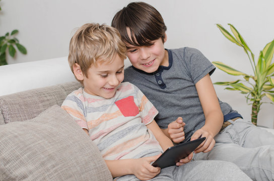 Kinder am Tablet