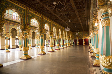 Fototapeta na wymiar interior del Palacio Real de Mysore, India