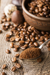 Natural ground coffee heap in transparent glass bowl on сoffee