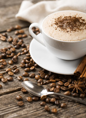 Warme koffie en gebak op een houten achtergrond