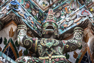 Demon Guardian statues decorating the Buddhist temple Wat Arun i