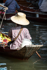 Obraz premium Traditional floating market in Damnoen Saduak near Bangkok