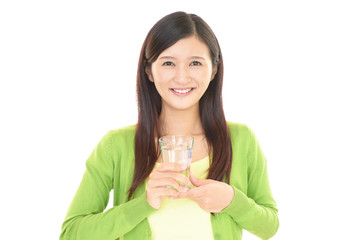 お水を飲む女性