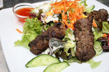 organisch, balkansalat, Cevapcici, lammfleisch bunter salat mit dip lifestyle werbetafel bio