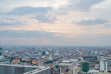 Fototapeta premium PHNOM PENH, KAMBODŻA - Scena z życia nocnego przy najpopularniejszej ulicy turystycznej w stolicy Phnom Penh w Kambodży