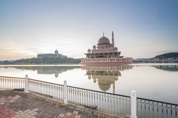 Fototapeta premium Beautiful image of Putra mosque by the lakeside on sunny day wit