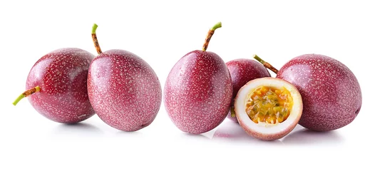 Zelfklevend Fotobehang passion fruit isolated on white background. © siwaporn999