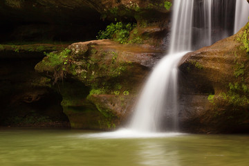 Fototapeta premium Upper Falls at Old Man's Cave, Hocking Hills State Park, Ohio.