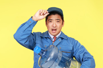 ボトルを運ぶ笑顔の男性