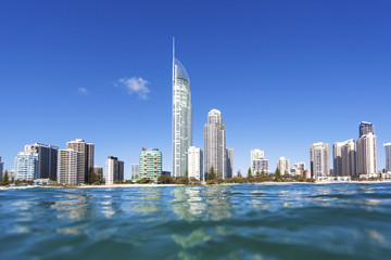 Obraz premium Blue waves rolling on Surfers Paradise beach