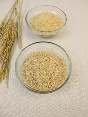 Ungekochter brauner und weißer Reis