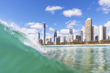 Naklejka premium Blue waves rolling on Surfers Paradise beach