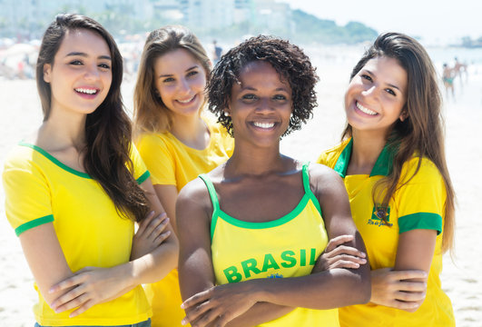 Lachende brasilianische Fans
