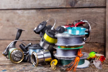 Crédence de cuisine en verre imprimé Pêcher articles de pêche sportive, appâts, moulinets, bobine avec fil