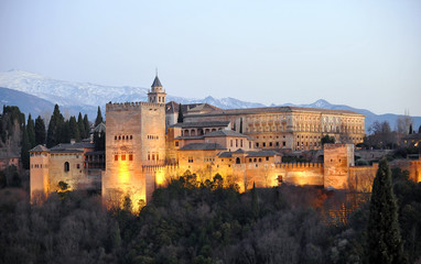 Fototapeta na wymiar Palacio de la Alhambra al anochecer, Granada, España