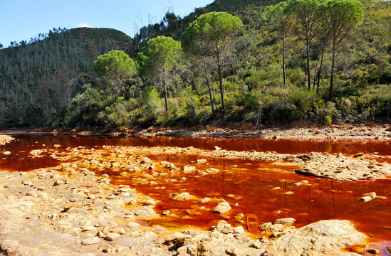 R&iacute;o Tinto, agua contaminada, provincia de Huelva, Espa&ntilde;a