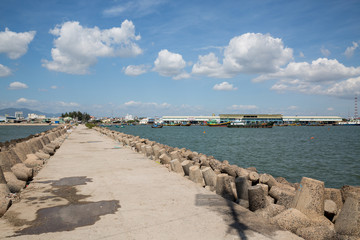 Fototapeta na wymiar Wellenstopper an der Küste von Vietnam in Phan Thiet