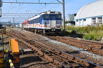 走行中の電車／山形県の庄内地方で、走行中の電車を撮影した写真です。