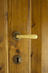 Obraz premium Old wooden door iron handle and key hole Vinci ,italy