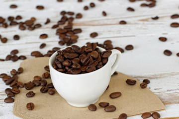 Kaffeebohnen in einer Tasse